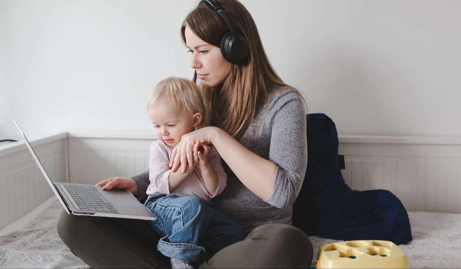 mother-baby-child-work-home-education-blog-online-internet-stream-freelancer-laptop